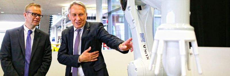 Stefan Lampa, CEO Kuka und Dr. Hans Schumacher, CEO Dürr Systems, bei der ersten Vorstellung des gemeinsamen ready2spray-Roboters.
