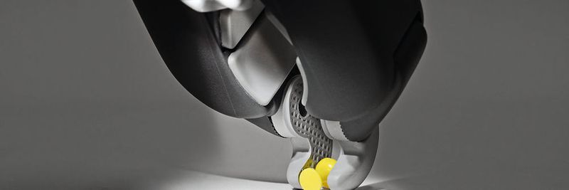 Integrierte LED-Leuchten des System-Elektrogreifers von Ottobock leuchten Gegenstände und Arbeitsbereiche punktgenau aus. So sind selbst kleine Objekte gut greifbar.