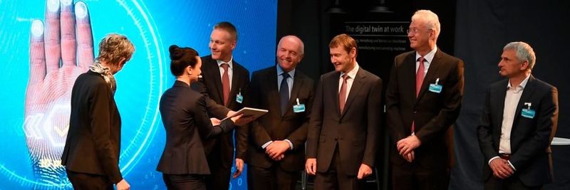 Betriebsratsvorsitzende Steinborn, Dr. Mrosik, Landrat Habermann, Herr Helmrich, Dr. Heuring und Werkleiter Deml (v.l.) eröffnen die „Arena der Digitalisierung“.