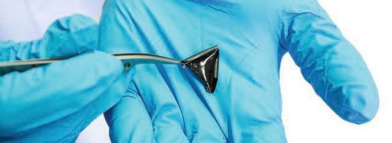 Supraleiterfolie: Die Saarbrücker Forscher haben Fasern mit supraleitenden Nanodrähten zu einem Stoff verwebt, der hauchfein, biegsam und flexibel wie Frischhaltefolie ist.