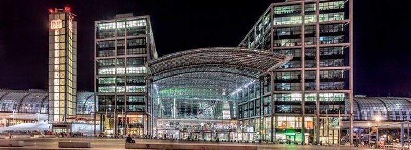 Berlins Hauptbahnhof strahlt bei Nacht: Da sich LED-Lichtanlagen gut als Träger für Sensoren für die Gebäudeautomatisierung eignen, plant die „IoT-Ready Alliance“ die Entwicklung von Standards zur Nachrüstung von LED-Leuchten mit IoT-Technik.
