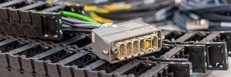 Dieser Rechtecksteckverbinder beinhaltet die Module Han High Density (3x), Han EE, Han RJ45, Han USB 2.0 (jeweils Stift-Varianten).