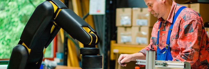 Bei Ikas arbeiten die teils schwerbehinderten Mitarbeiter Hand in Hand mit dem Kollegen Roboter.