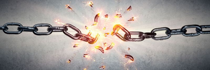 Die Lockheed Martin Cyber Kill Chain beschreibt Cyber-Attacken in sieben Stufen. Während der Angreifer nach dem Modell alle sieben Stufen erfolgreich durchlaufen muss, reicht es für die Abwehr, die Cyber Kill Chain an nur einer Stelle zu unterbrechen. Trotzdem muss die Abwehr genau wie der Angriff mehrstufig aufgebaut sein.