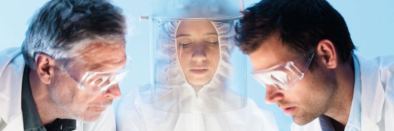 Labordiagnostik leistet einen zentralen Beitrag zur Gesundheitsversorgung. Mit immer schneller verfügbaren und besseren Ergebnissen öffnet sie Ärzten die Augen. Doch allen technischen Fortschritten zum Trotz kämpft die Branche mit vielen Herausforderungen.