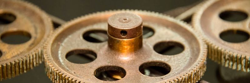 Für die Umsetzung von DevOps-Konzepten ist es notwendig, dass die Teams wie Zahnräder ineinander greifen.