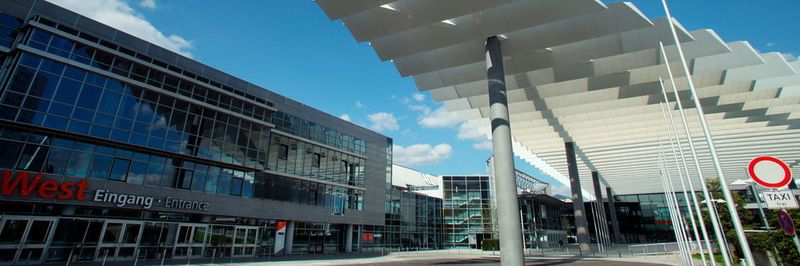Über den neu gestalteten Eingang Mitte gelangen Besucher direkt in die Hallen der MT-Connect und zum Kongress Medtech Summit.