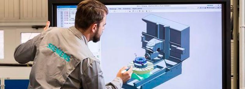 Virtueller Anfang: Vor der ersten Fertigung eines Bauteils simulieren die Siemens-Programmierer alle Bearbeitungsschritte, um eine problemlose Fertigung ohne Kollisionen mit Bauteil, Maschine oder Vorrichtung sicher zu stellen.