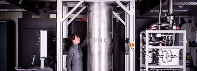 IBM-Forscherin Katie Pooley prüft die Kühlung des Quantencomputers, indem der Prototype des bislang stärksten Quantenprozessors von IBM Research getestet wird. Dank zahlreicher Verbesserungen beim Material und der Architektur verspricht der neu entwickeltse 17-Qubit-Prozessor, mindestens doppelt so schnell wie die heute über die IBM Cloud zugreifbaren Prozessoren des via Cloud zugänglichen