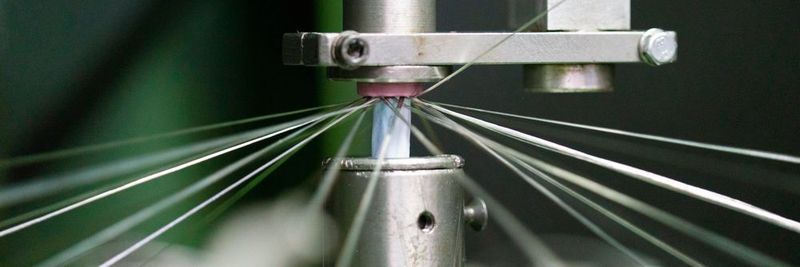 Beim Flechten werden dünne Drähte aus Kupfer oder verzinntem Kupfer um die Adern geflochten. Das macht die Leitungen immun gegen elektromagnetische Interferenzen.