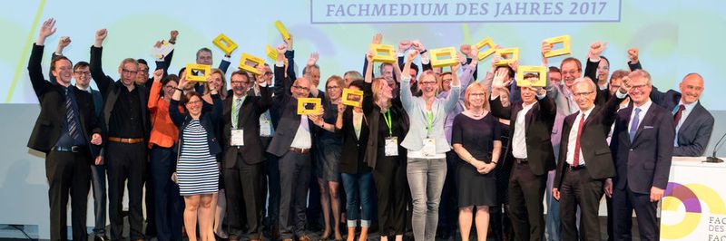 Zum Abschluss der Preisverleihung kommen alle Sieger der elf Kategorien des Awards „Fachmdium des Jahres 2017“ sowie die drei Erstplatzierten des Awards „Fachjournalist des Jahres 2017“ zusammen.