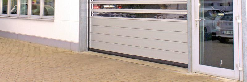 Der BMW-Vertragshändler Hubauer hat sein Werkstatttor ausgestauscht. Ein Schnelllauftor musste her, das der steten Nutzung gewachsen war und mit dem die Mitarbeiter dahinter nicht frieren.