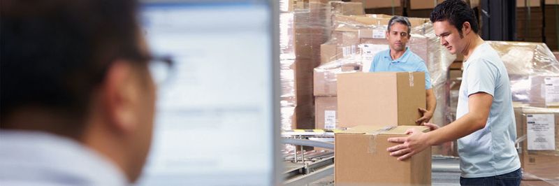 Verpacken im Versandlager: Häufigere Lieferungen und kleinere Mengen bestimmen den Trend auch in der Logistik des Maschinen- und Anlagenbaus.