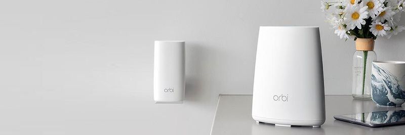 Der Satellit des Orbi-Triband-WLAN-Systems RBK30 wird an einer Wandsteckdose platziert.