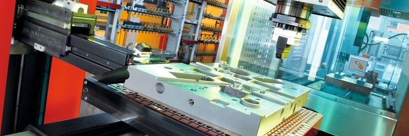 The plate changer is only one part of the system. In the background, a part of the storage capacity can be seen.