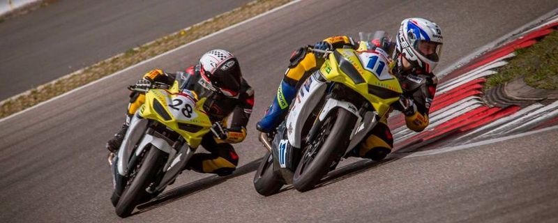 Die Nachwuchspiloten Troy Beinlich (rechts) und Lukas Franke haben beim IDM-Auftakt auf dem Nürburgring Gas gegeben.