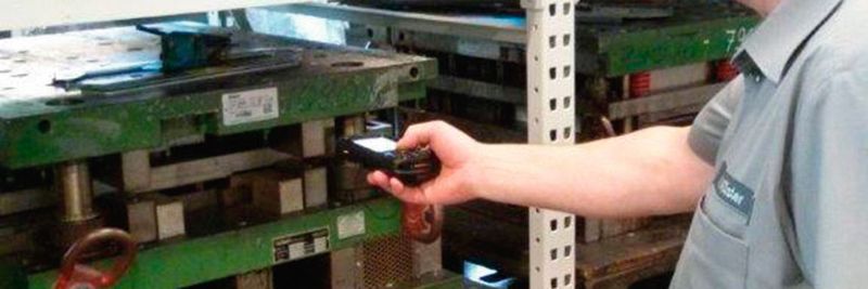Dank metallischer Etiketten ist die zuverlässige Gütererfassung per Handheld möglich. Das Labelling erfolgt dabei auf robuster Basis.