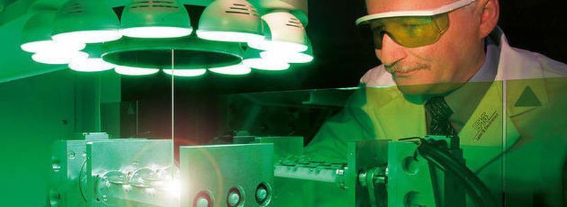 Wissenschaftler bei einem Laserversuch: Die Unternehmen aus der Laser- und Photonikbranche wünschen sich eine stärkere Kooperation mit der Forschung.