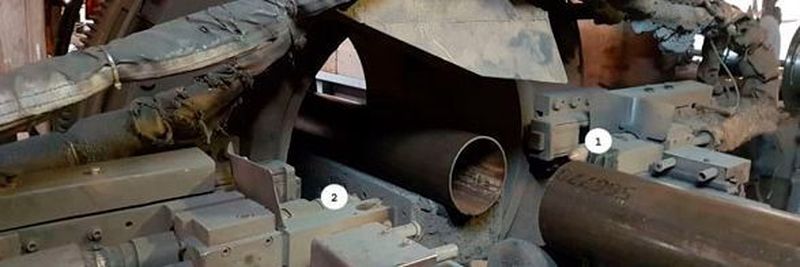 Die beiden Plasmaschneidköpfe (im Bild mit 1 und 2 markiert) werden von den HDRT-Ringen geführt, um bei der halbkreisförmigen Vor- und Zurückbewegung von 180° je zwei Schnitte auszuführen. Ein Schneidkopf ist für die obere Hälfte des Rohres zuständig, der andere für die untere Hälfte des Rohres.
