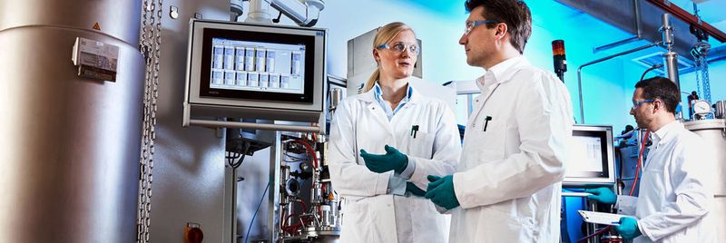 Herstellung von Bio-Anilin: Im kleinen Maßstab klappt der Prozess. Projektleiter Dr. Gernot Jäger (Mitte) arbeitet mit seinem Team (Dr. Swantje Behnken, links, und Dr. Wolf Kloeckner, rechts) daran, ihn auch in größeren Anlagen zu testen.