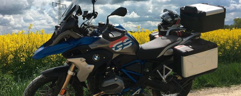 Die Felder blühen, der Markt tut es eher nicht. BMW – hier im Bild die GS Rallye – düngt den Markt weiter gut mit einer Sonderkonjunktur.