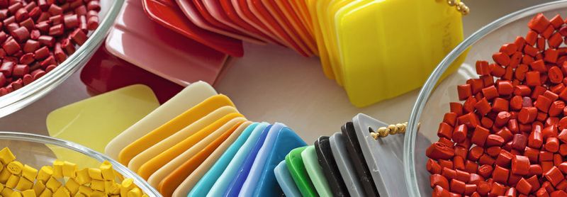 Abb: 1 Polymere sind so vielfältig wie ihre Anwendungen. Neben ihren Materialeigenschaften ist für viele Fragestellungen auch ihre stoffliche Zusammensetzung relevant.