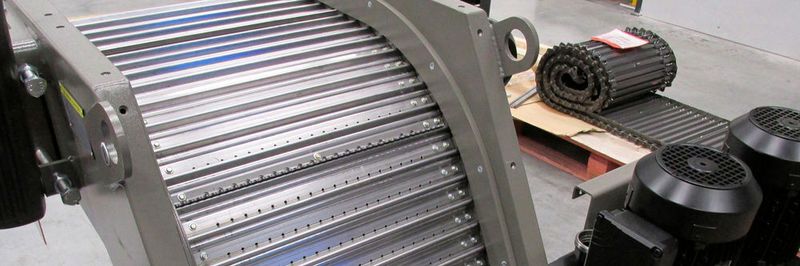 In Bunkerdosier- und Austragsystemen laufen die Bänder oft mit Steigungen von 0 und 75° sehr steil nach oben. Da die Plattenbänder von Knoll stark profiliert sind, gewährleistet das System auch in diesen Fällen eine bestmögliche Material-Mitnahme.