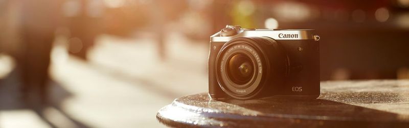 Die meisten Kamerahersteller setzen zunehmend auf hochpreisige Systeme. Denn im Einstiegsbereich laufen Smartphones den Kameras den Rang ab. Im Bild ist Canons EOS M6 zu sehen.