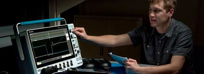 Die Serie 5 von Tektronix sind sogenannte Mid-Range-Oszilloskope mit Bandbreiten von 350 MHz bis 2 GHz. Auffallend ist das große kapazitive Touch-Display. Im Inneren arbeitet ein 12-Bit-A/D-Wandler.