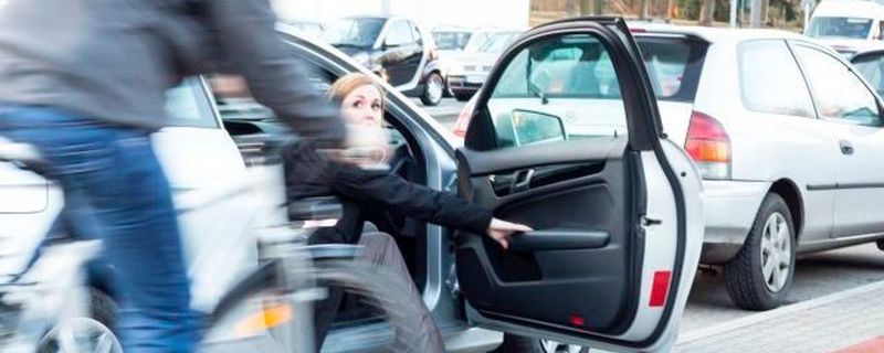 Radfahrer sollten immer für Autofahrer mitdenken. Wer Personen in einem parkenden Fahrzeug sieht, sollte damit rechnen, dass diese plötzlich aussteigen