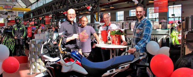 1. April in der Filiale Berlin-Reinickendorf: Louis und Honda übergeben den Hauptgewinn des Louis Gewinnspiels 2016.