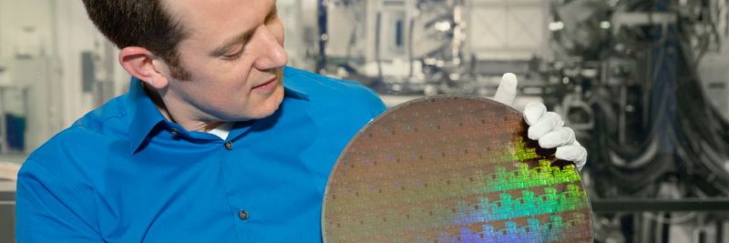 IBM-Forscher zeigt einen Wafer mit Chips in 5-Nanometer-Technologie