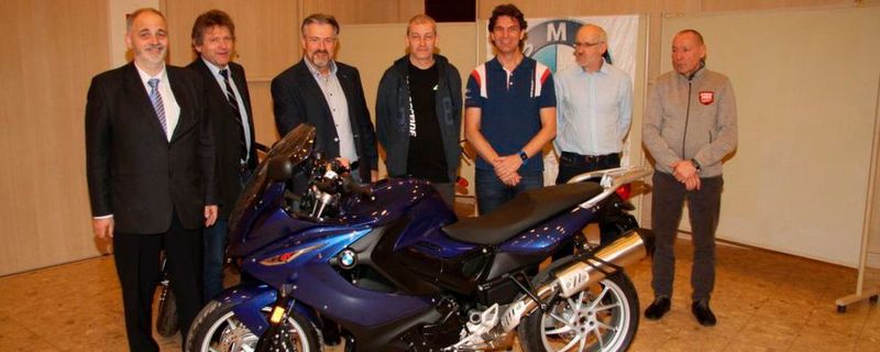 Die Übergabe der BMW F800 GT. Links:BD OSR Markus Fuchs, dritter von rechts: Alexander Polster (Leiter Motorradzentrum BMW Motorrad Wien