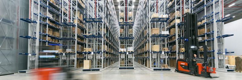 Service 4.0 bei Trumpf: 35.000 Teile – auch für ältere Maschinen – warten im Trumpf-Logistikcenter auf ihren Einsatz. Ein enormer Aufwand, mit dem der Ditzinger Maschinenbauer dafür sorgt, dass die Maschinen seiner Kunden schnell wieder laufen.