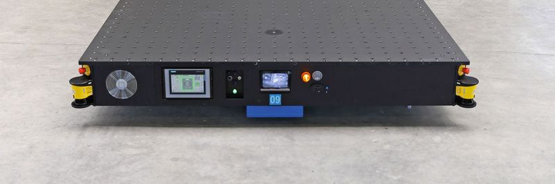 Die mit Außenmaßen von 8 m × 2,4 m bislang größte mobile SWPL von Witte wurde als motorgetriebene und funkgesteuerte Aufspann- und Fördereinheit für den Einsatz in der Qualitätssicherung eines neuen Werks für die Produktion von Kleintransportern entwickelt.