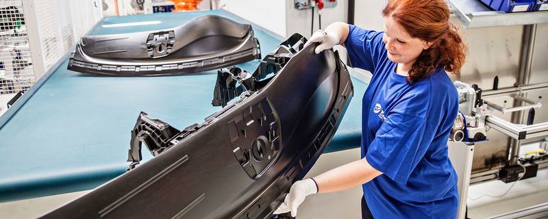 Yanfeng Automotive Interiors hat im tschechischen Planá nad Luznicí ein Werk für Instrumententafeln und Türverkleidungen eröffnet.