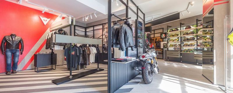 Fokus des neuen Dainese-Stores in Berlin ist das Konzept „Raum im Raum“.