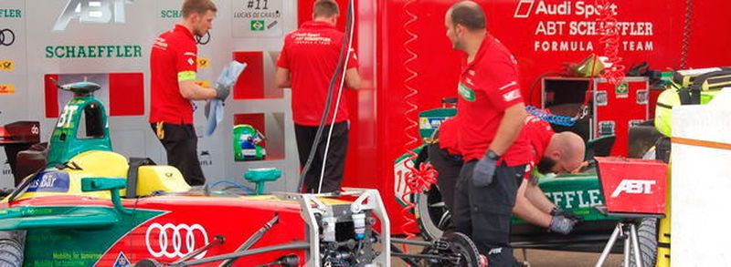 Das Team "Abt Schaeffler Audi Sport" bereit sich akribisch auf das Samstagsrennen vor.