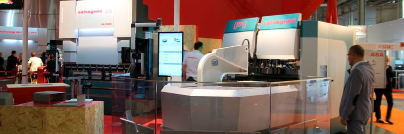 Verkettung durch Software: Das Thema Industrie 4.0 war auch beim Stand von Salvagnini auf der Lamiera 2017 im Fokus.