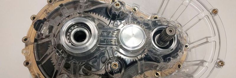 Zur Veranschaulichung der Neukonstruktion von ARRK Engineering diente eine durchsichtige, ebenfalls konzernintern entwickelte, zweite Hälfte des Getriebegehäuses. Diese soll im Laufe des Jahres durch ein funktionsfähiges Bauteil ersetzt werden.