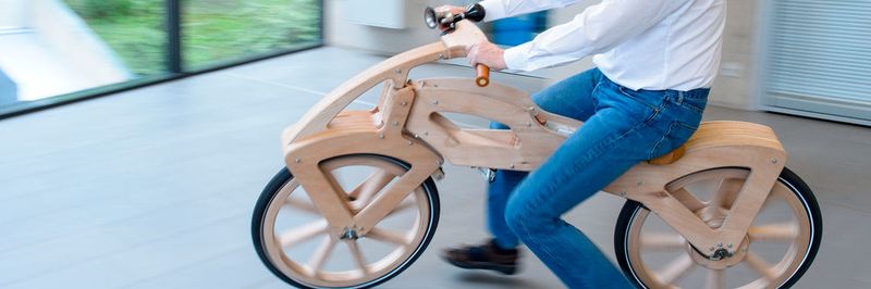Am 12. Juni 2017 feiert die erste Radtour ihren 200. Geburtstag. Aus diesem Anlass fasste Holger Hermanns, Professor für Informatik an der Universität des Saarlandes den Entschluss, das Laufrad des Karl von Drais nachzubauen und es dabei gleich mit einem Elektroantrieb auszustatten.