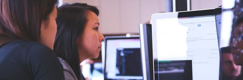 Vier Augen sehen mehr als zwei: Beim Pair Programming kümmern sich zwei Personen um denselben Quellcode.