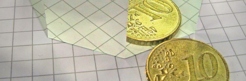 Perfekter Spiegelglanz eines Aluminiumbauteils nach Hochglanz-Finishbearbeitung mithilfe eines Diamantwerkzeugs.