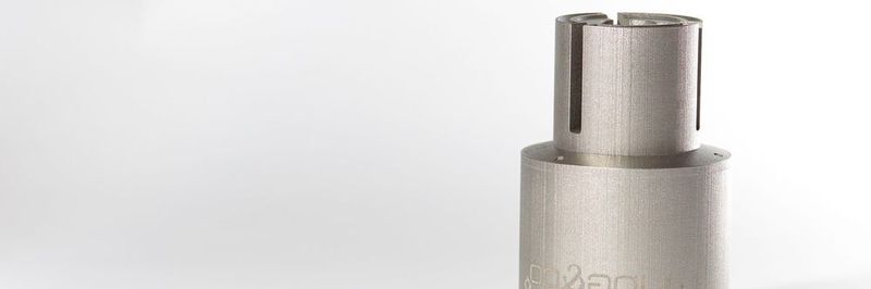 Ein additiv gefertigter Dosenabfüller kann in einem Arbeitsgang, ohne Montage dafür aber on demand in einer Woche gefertigt werden. Das verbesserte additive Bauteil ist zudem um 35 % leichter als das konventionelle.