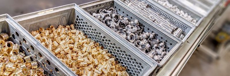 Bei Lüdecke werden täglich rund 125.000 Bauteile aus Stahl, Edelstahl, Aluminium und Messing gefertigt und gereinigt. Die Reinigung hat dabei den gleichen Stellenwert wie die Zerspanung und andere Fertigungsschritte.