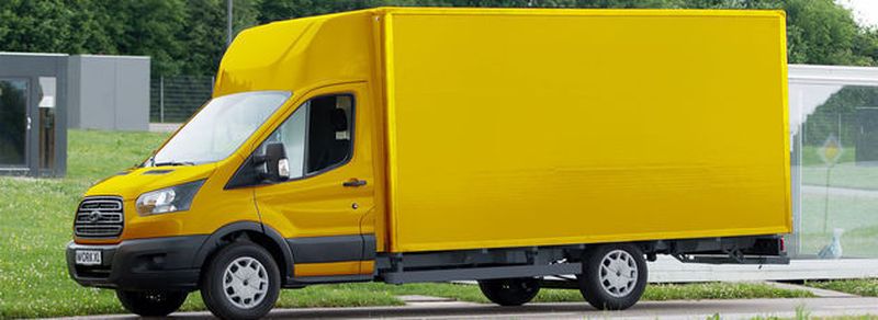 Basis des neuen Fahrzeugtyps ist ein Ford Transit Fahrgestell, das mit einem batterieelektrischen Antriebsstrang und einem Karosserieaufbau ausgestattet wird.