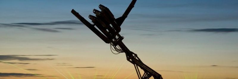 Der amerikanische Robotik-Künstler Christian Ristow präsentierte bereits beim Burning Man seine riesige, hydraulisch betriebene Roboterhand.