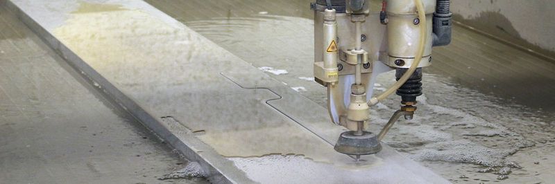 Das T-Modell von Water Jet Sweden mit einem Abrasiv-Wasserstrahlschneidsystem von 3 m x 2 m.
