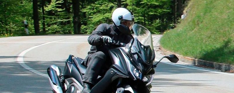 Kymco präsentiert mit dem Roller AK 550i ein neues, leistungsstarkes Topmodell.