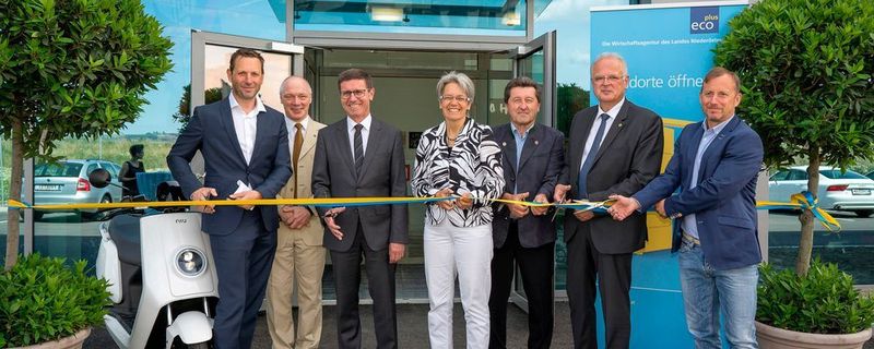 Feierstunde zur Eröffnung der neuen KSR Group-Headquarters (v.l.n.r.): Michael Kirschenhofer (Geschäftsführer KSR Group GmbH), Helmut Miernick (Geschäftsführer ecoplus Niederösterreichs Wirtschaftsagentur GmbH), Erwin Krammer (Wirtschaftsstadtrat Stadtgemeinde Krems an der Donau), Petra Bohuslav (Wirtschaftslandesrätin Land Niederösterreich), Franz Brandl (Bürgermeister Gemeinde Gedersdorf), Reinhard Resch (Bürgermeister Stadtgemeinde Krems an der Donau), Christian Kirschenhofer (Geschäftsführer KSR Group GmbH).